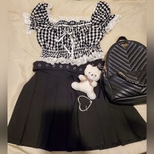 Classic black pleated mini skirt with heart buckle belt